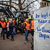 Bei einer Mahnwache vom Landesbauernverband Baden-Württemberg in Stuttgart am Dreikönigstag hängt ein Schild mit der Aufschrift ...