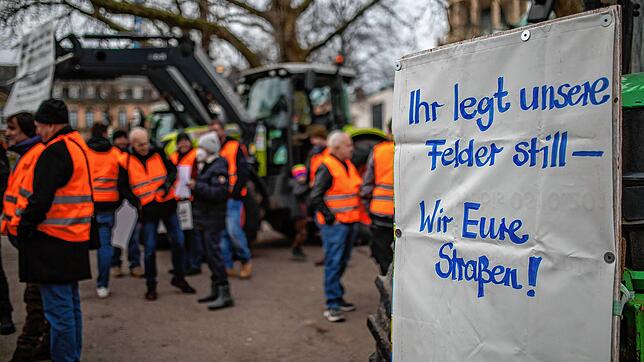 Bei einer Mahnwache vom Landesbauernverband Baden-Württemberg in Stuttgart am Dreikönigstag hängt ein Schild mit der Aufschrift ...