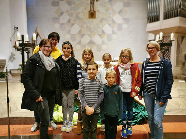 Sie organisierten die Andacht vor dem Martinsumzug: (von links) Sabine Wiggenhauser (vorn), Katja Haberstroh (hinten) und Bettina Bauer, ...
