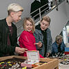 Auch der Narrennachwuchs fachsimpelt am Schmuckstand schon mit (von links): Noah Sinko, Loredana Kos und Laurin Kos.