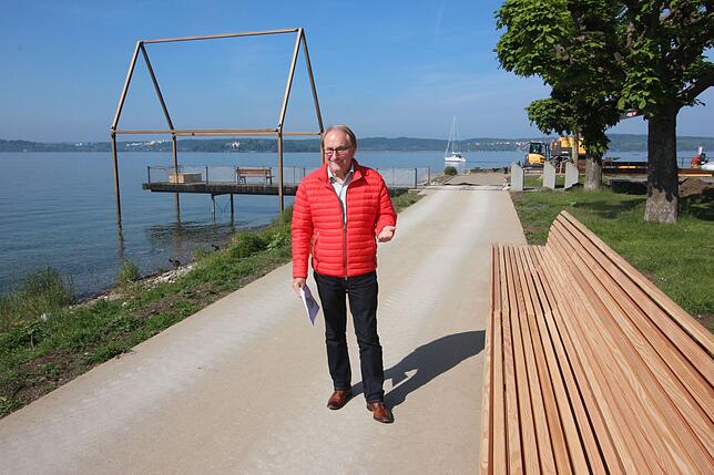 Entlang der beiden Wege an der Ostmole sind mehrere Sitzbänke aufgestellt worden Bürgermeister Edgar Lamm steht auf dem Bild in der Nähe ...