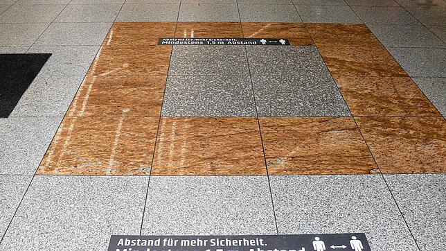 Aufkleber erinnern an den nötigen Abstand im Lago