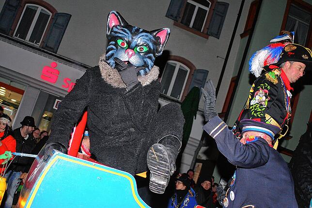 Villinger Kater Miau: Der Villinger Kater Miau, die Symbolfigur des Katzenmusik-Vereins, zog schon in den 30er-Jahren durch die Straßen ...