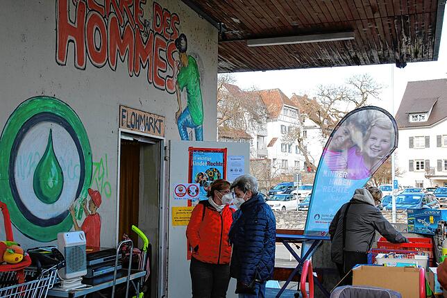 Jeden Samstagvormittag ist der Flohmarkt von Terre des hommes geöffnet. Besucher können zwischen Büchern, Spielen, Porzellan, Gläsern ...