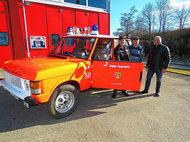 Er erhält am Sonntag den zweiten kirchlichen Segen: der Vorausgerätewagen Range Rover nach seiner Restaurierung. Bernhard (links) und ...