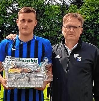 Abschied nach 14 Jahren: Peter Eckert aus dem Spielausschuss des FC Wehr, lässt Abwehrchef Manuel Pinke sicher nicht gern ziehen.