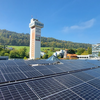 Die neue Solaranlage des Thermalbads Zurzach hat eine Fläche von 4500 Quadratmetern. Im Hintergrund ist das frühere Turmhotel zu sehen.