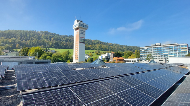Die neue Solaranlage des Thermalbads Zurzach hat eine Fläche von 4500 Quadratmetern. Im Hintergrund ist das frühere Turmhotel zu sehen.