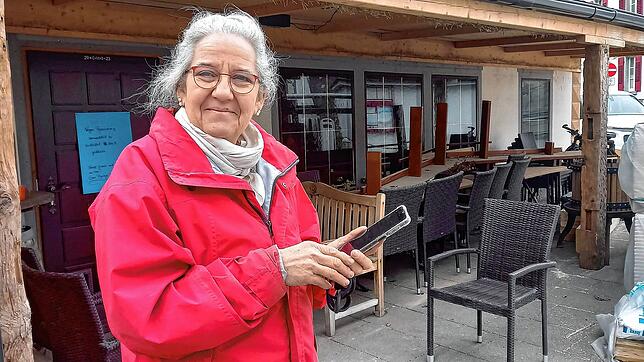 Elke Renker steht vor ihrem Wirtshaus, wo sie mitten in Umbauarbeiten steckt. Die Betrüger verwickelten sie per Handy in ein Gespräch, ...