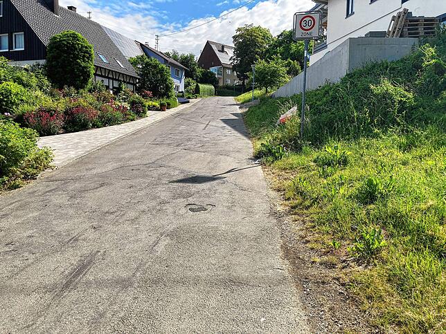 Dort oben gibt es Schatten. Der ist absolute Mangelware auf dem Rundkurs.