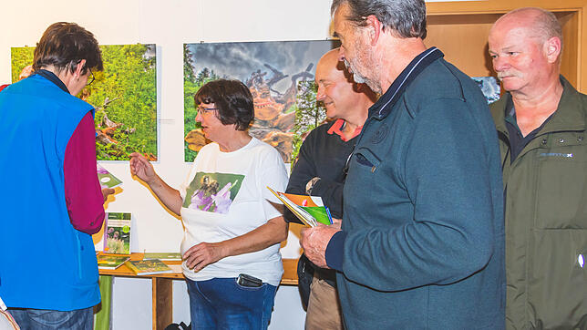 Auch nach dem Vortrag hatten die Besucherinnen und Besucher im Nabu-Zentrum Birkendorf viele Fragen an Sabine Holmgeirsson vom ...