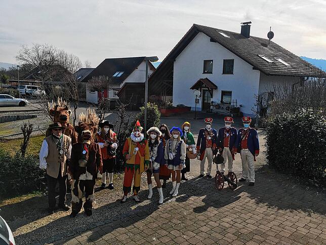Eine Abordnung der Stierzunft hat den Kindergarten St. Leonhard befreit und ist auf dem Weg zur Schülerbefreiung.