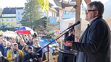 Marcus Bensmann spricht bei &bdquo;Abschirmen gegen Rechts&ldquo; in Lörrach. Zuvor waren unter anderem Oberbürgermeister Jörg Lutz, ...