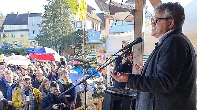 Marcus Bensmann spricht bei &bdquo;Abschirmen gegen Rechts&ldquo; in Lörrach. Zuvor waren unter anderem Oberbürgermeister Jörg Lutz, ...