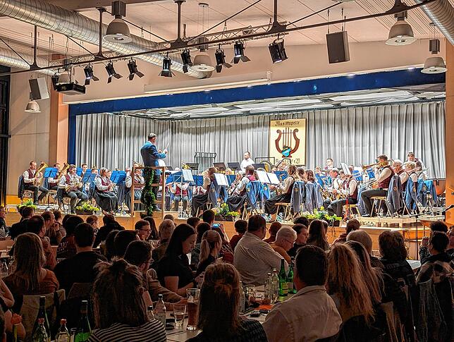 Den zweiten Teil des Konzertabends bestritten die Musikerinnen und Musiker des Musikverein Sauldorf unter der Leitung ihres Dirigenten ...