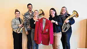 Das Projektteam „Neue Uniform“ des Musikvereins Oberlauchringen verabschiedet sich von der alten Uniform und präsentiert zum ...