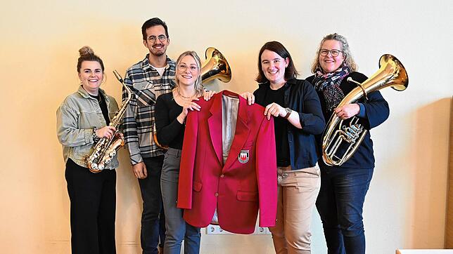 Das Projektteam „Neue Uniform“ des Musikvereins Oberlauchringen verabschiedet sich von der alten Uniform und präsentiert zum ...