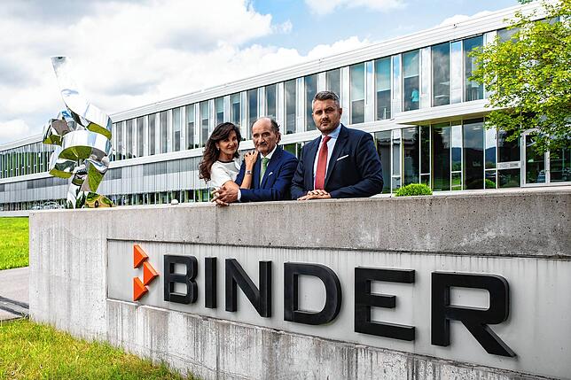 Binder hat sich auf die Rückkehr der Mitarbeiter bereits vorbereitet. Vizepräsident Michael Pfaff (rechts) und CEO Peter Michael Binder ...