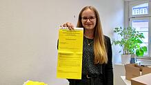 Große Auswahl: Julia Ritz, Leiterin der Geschäftsstelle Gemeinderat, hält ein Merkblatt für die Wahl des Gemeinderats in der Hand. In ...