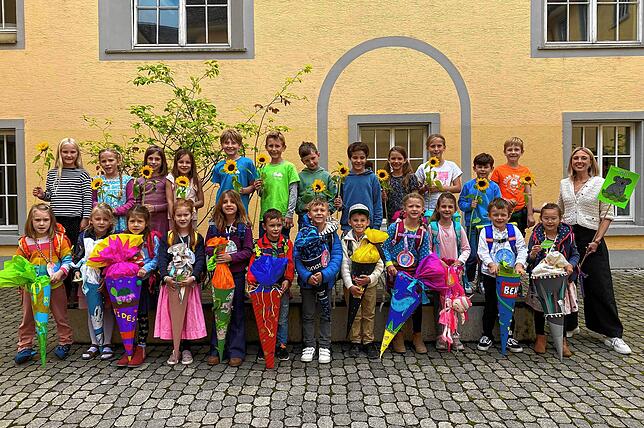 Klassenlehrerin Rebecca Marie Ullmayer betreut diese Erstklässler, für die jetzt ein neuer Lebensabschnitt begonnen hat.