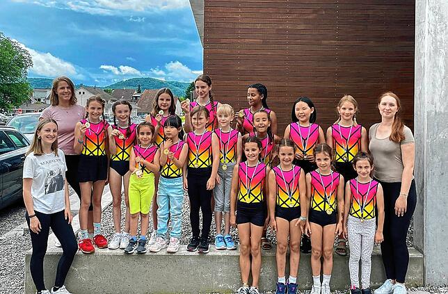 Beim Jubiläumsfest werden verschiedene Gruppen des Turnvereins Waldshut, hier eine aktuelle von Jessica Kramer (zweite von links) und ...