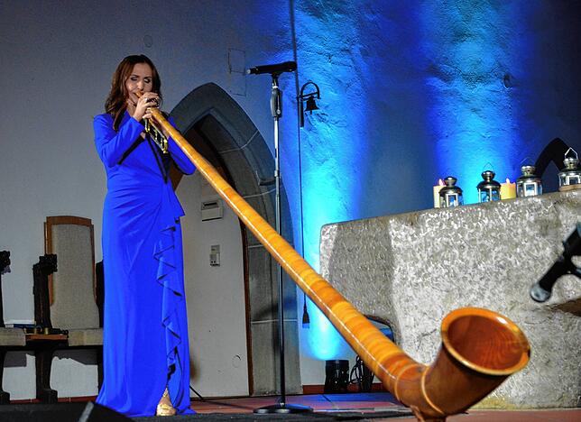 Anita Hofmann gibt ein Alphornsolo im Chorraum von St. Nikolaus zum Besten.