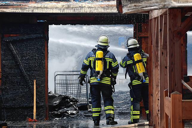 Bild 1: Feuer auf Messegelände! So dramatisch war der Einsatz der Feuerwehr in Friedrichshafen