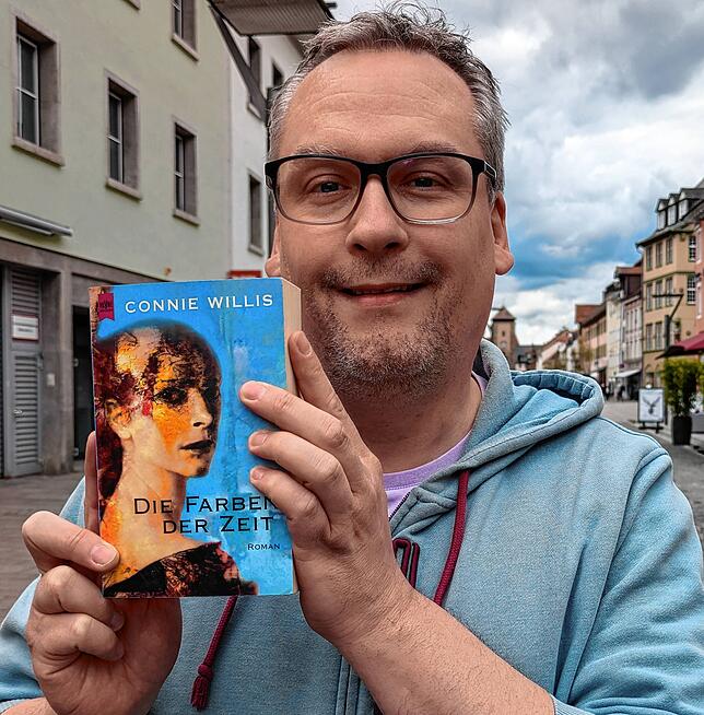 „Die Farben der Zeit“ ist ein Zeitreise-Abenteuer, das Andreas Block mit seinen ausgefallenen Ideen überzeugt.