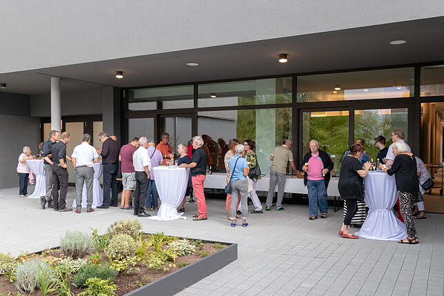 Beim Apero tauschten sich die Besucher untereinsander und mit den Architekten über ihre Eindrücke aus.