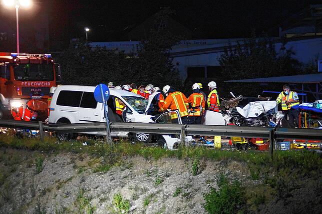 Bild 2: Fünf Schwerverletzte bei schwerem Unfall auf B 33 bei Allensbach