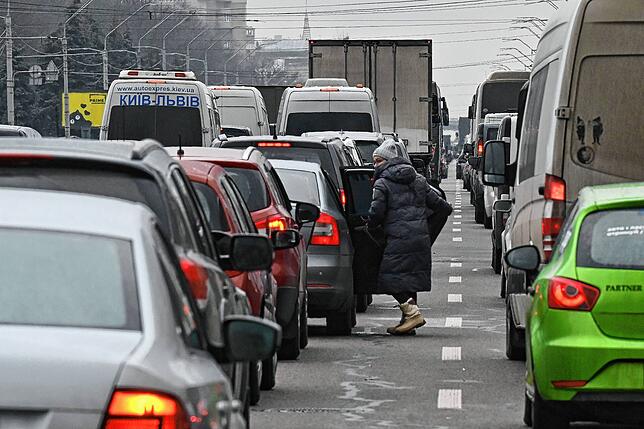 Alle wollen nur noch weg: Wer gestern in westlicher Richtung aus Kiew raus wollte, landete im Stau. Bild: AFP