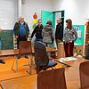 Rektor Daniel Dierenbach, rechts, und seine Stellvertreterin Marion Kaltenbach erklärt den Gemeinderäten das Konzept der Grundschule.