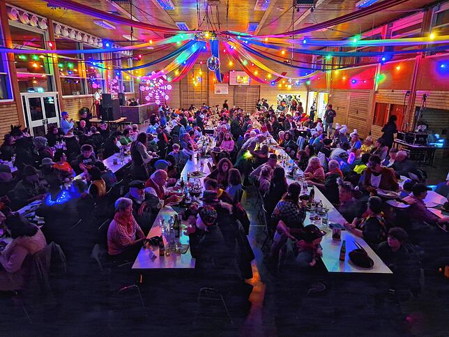 Viele Besucher verfolgen den Bunten Abend.