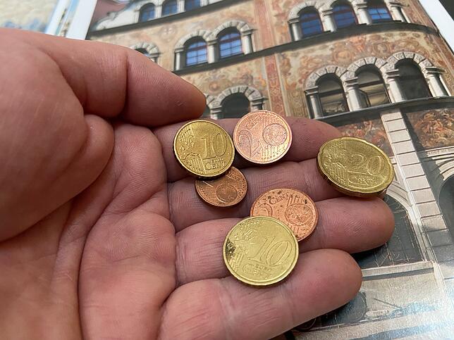 Nur noch ein paar kleine Münzen auf der Hand im Rathaus? Der Etat der Stadt hat sich binnen zehn Jahren fast verdoppelt. Doch nun zeigt ...