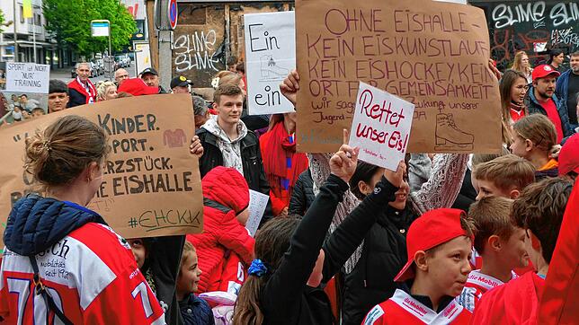 Rund 200 Eissportler bereiten den Kreuzlinger Stadträten einen heißen Empfang. Es geht um die Zukunft der Bodensee-Arena.