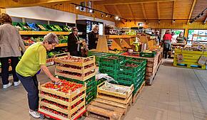Nach dem Umbau präsentiert sich der Obstbauer Haller jetzt heller, das Angebot ist noch vielfältiger. Fotos: Roland Sprich