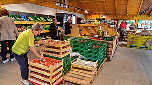 Nach dem Umbau präsentiert sich der Obstbauer Haller jetzt heller, das Angebot ist noch vielfältiger. Fotos: Roland Sprich