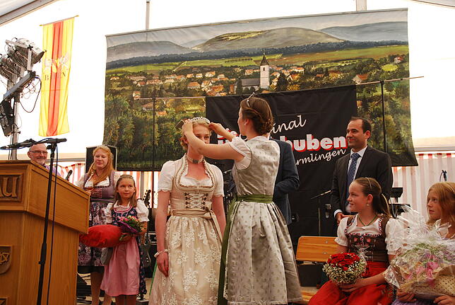 Hoheitsvoll: Die Bodensee-Weinprinzessin Pia Dreher krönt Mara Stoll zur Erzinger Weinprinzessin 2018/2019.