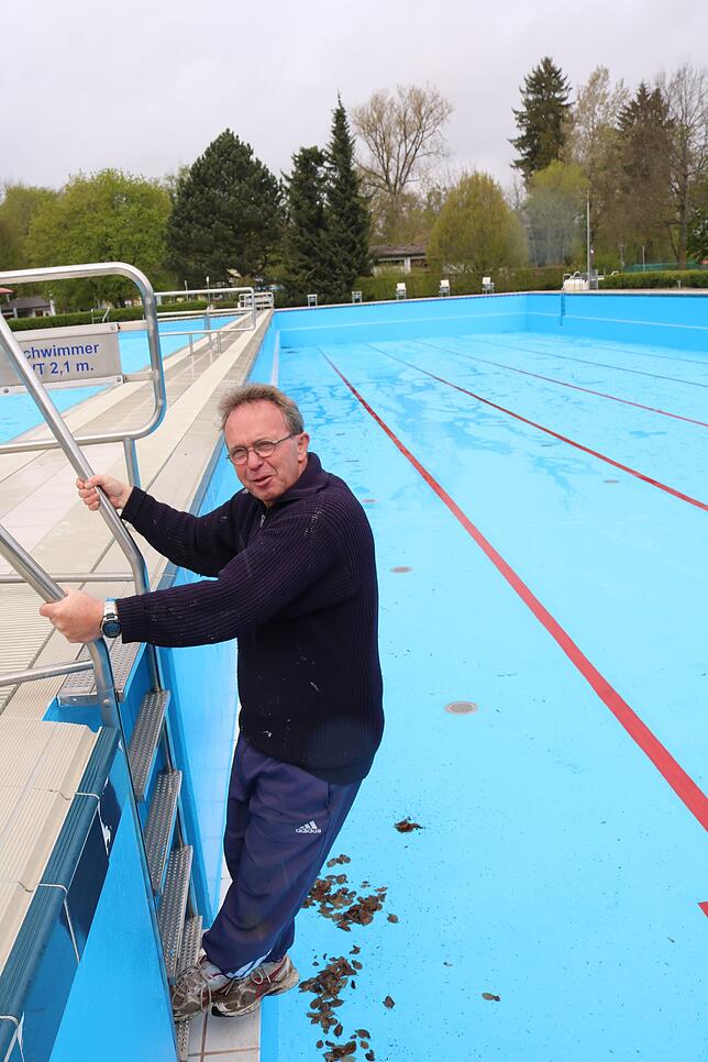 Schwimmmeister Klaus Götte bei einer Trockenübung. Das Becken ist noch nicht mit Wasser gefüllt.