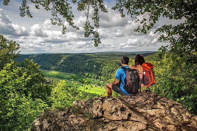 Unsere Mitarbeiter Jens Kluzik und Rina Sefa genießen die Aussicht von oben aufs Donautal.