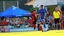 Im Kampf um den Aufstieg in die Bezirksliga Bodensee unterlag TuS Immenstaad (links Philipp Bertsch) dem FC Bodman-Ludwigshafen (rechts ...