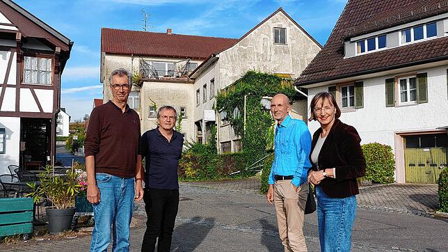Dieter Krause, Helmut Hagmüller, Till Schaller und Inge König (von links) fordern, dass der neue Adler wie der alte Richtung ...