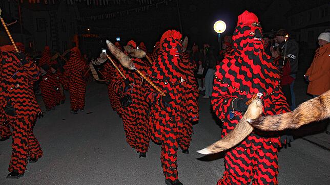 Mit von der Partie sind die &bdquo;großen Narrenbrüder&ldquo; der Riedhexen aus Hochemmingen. Die Narrenzunft mit ihrem Eckbühlblätz ist ...
