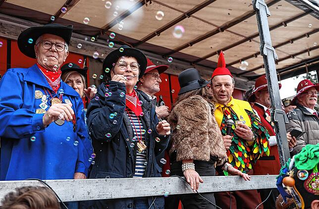 Bild 13: Fastnacht auf dem Schienerberg: Tausende feiern den Höriumzug mit kreativen Mottos
