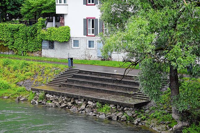 Der Rhein bei Bad Säckingen am 2. Juni 2025 – der Pegel des Rheins liegt deutlich unterhalb des Sitzplatzes nahe der historischen ...