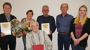 Hans Störk (sitzend) und (von links stehend) Josef Grüner, Klara Wetzel, Hermann Brand, Wolfgang Fiederer und die neue Dirigentin ...