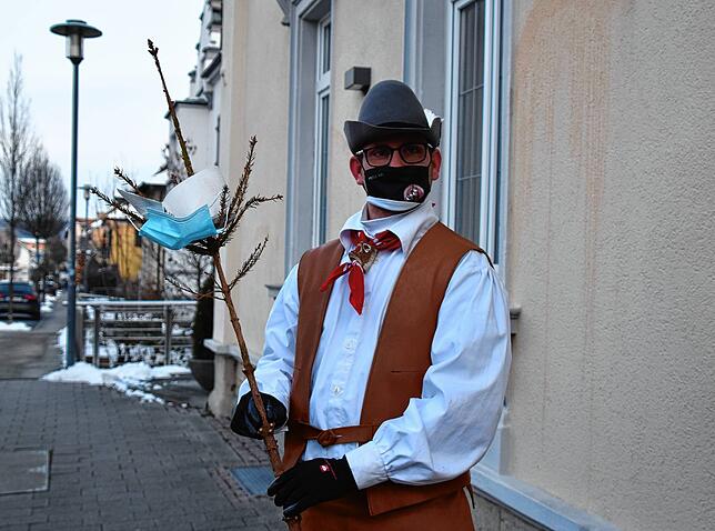 Zimmerer Sascha Bernhard hat einen handlichen Corona-Narrenbaum dabei.