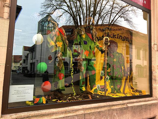 Auch Schaufenster in Bad Säckingen sind teilweise mit Narrenfiguren geschmückt.