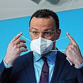 Jens Spahn (CDU), Bundesminister für Gesundheit, setzt nach einem Pressestatement seine Maske auf.