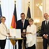 Auszeichnung: Die baden-württembergische Wirtschaftsministerin Nicole Hoffmeister-Kraut (links) verlieh diese Woche im Stuttgarter ...